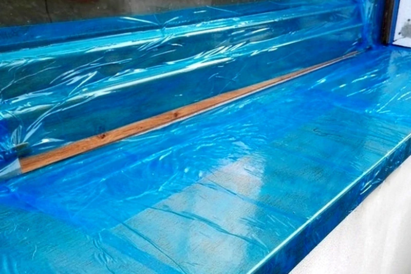 Modrá samolepicí ochranná malířská fólie 50 cm x 50 m, UV odolnost 90 dní, 40 mikronů