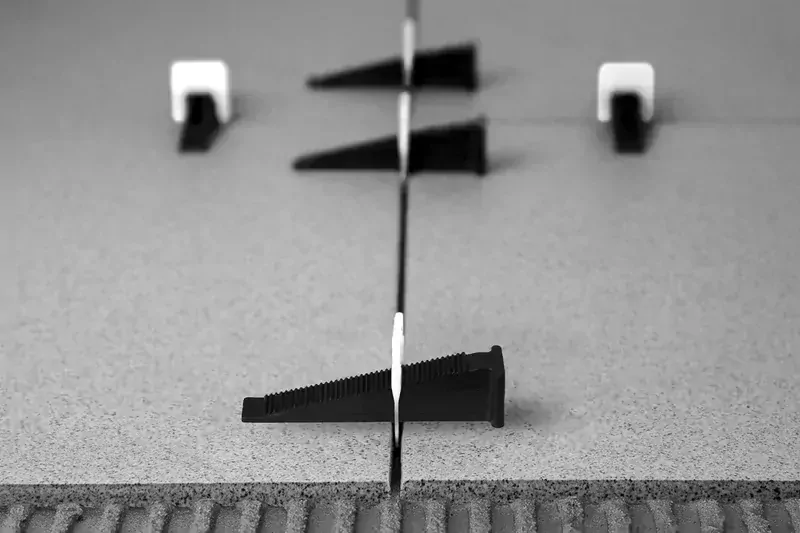 Spony 1,4 mm pro systém vyrovnávání dlaždic LEVELIZE (100 ks)