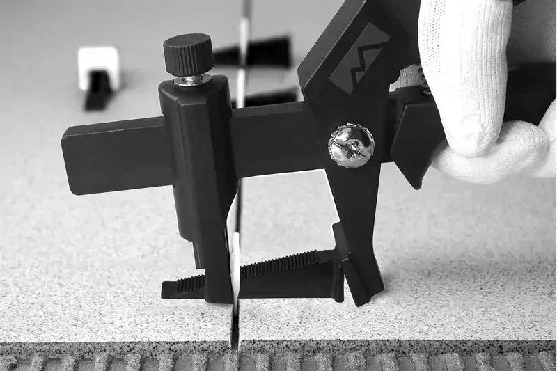 Spony 1,4 mm pro systém vyrovnávání dlaždic LEVELIZE (100 ks)